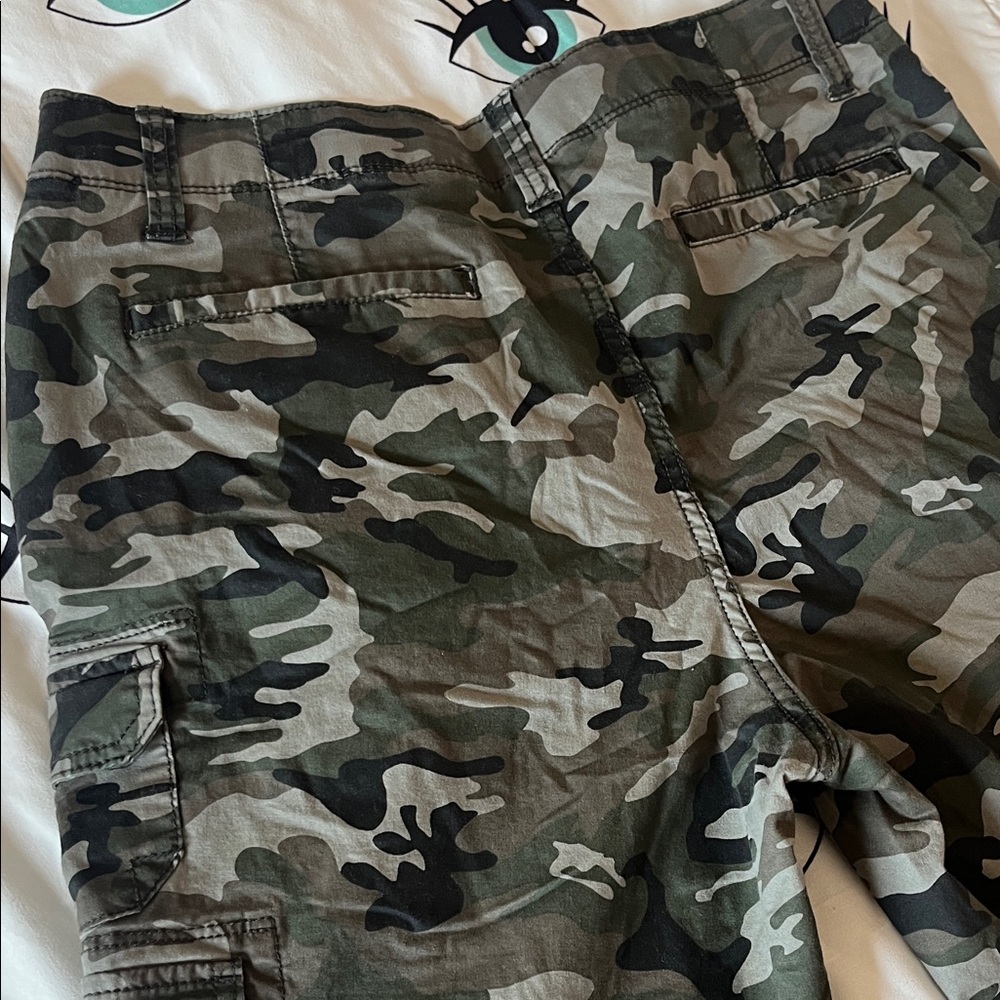 Men's Camo Cargo Shorts - Green Camouflage size 32 - Picture 2 of 4